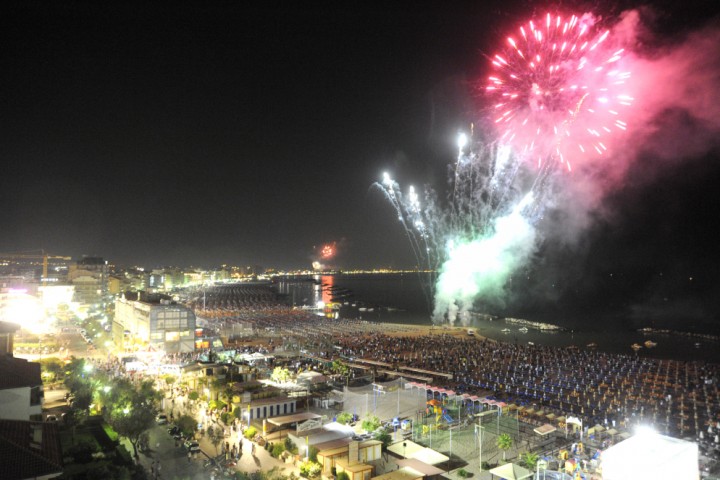 La Notte Rosa, fuochi d'artificio a Cattolica photos de Archivio Provincia di Rimini