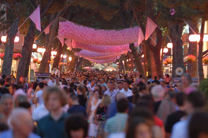 La Notte Rosa in viale Ceccarini, Riccione foto di Archivio Provincia di Rimini