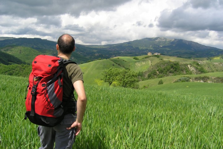 Parco naturale del Sasso Simone e Simoncello. Un escursionista foto di Archivio fotografico Parco Sasso Simone