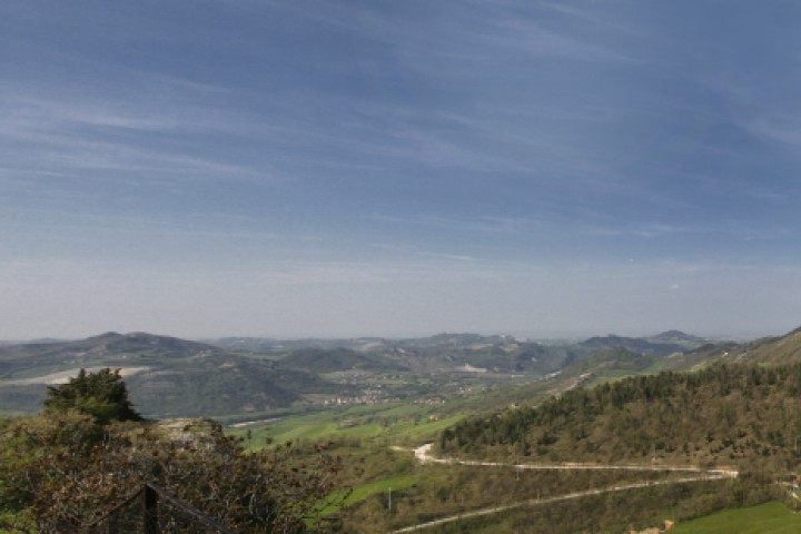 San Leo, panorama della valle foto di PH. Paritani