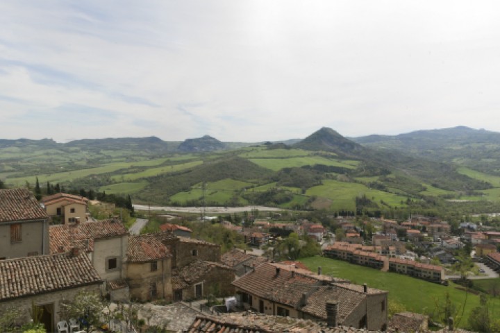 Talamello, panorama della valle dal borgo foto di PH. Paritani