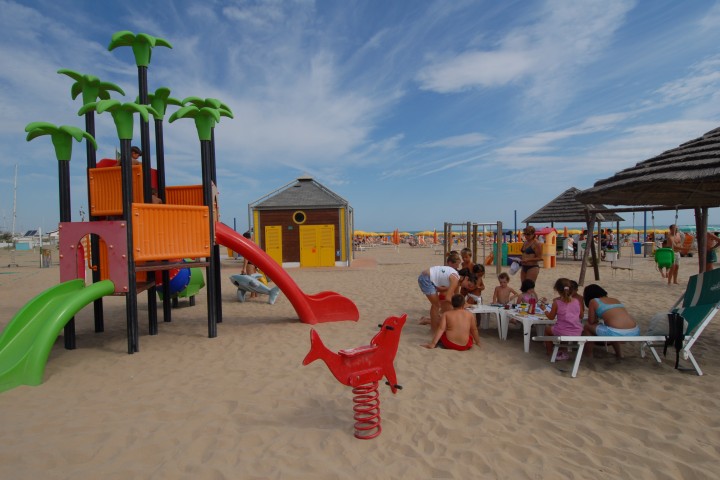 Bambini in spiaggia, Riccione Foto(s) von Archivio Provincia di Rimini