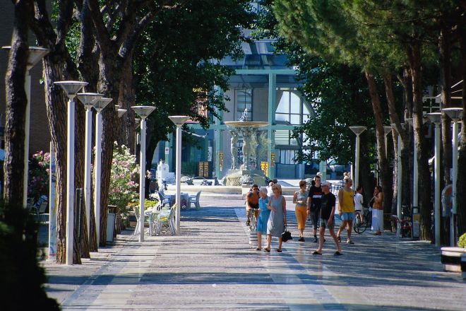 Piazza 1° Maggio e viale Bovio, Cattolica photos de L. Bottaro