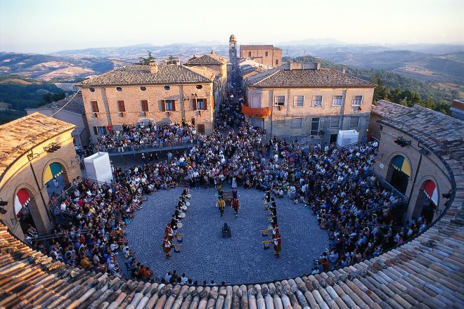 Piazza Maggiore, Palio del daino, Mondaino photos de T. Mosconi