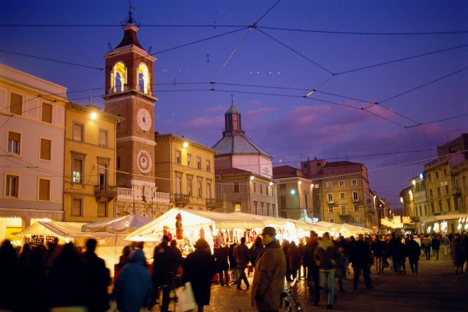 Christmas market, piazza Tre Martiri, Rimini photo by T. Mosconi