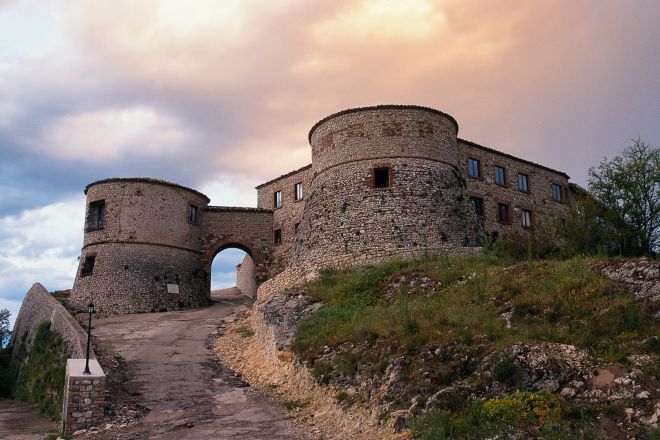 fortress gate, Torriana photo by T. Mosconi