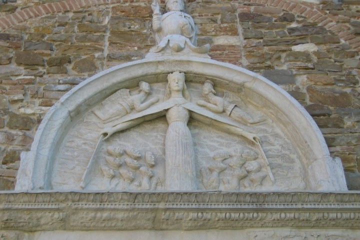 Portale della chiesa di Santa Maria d'Antico, Maiolo foto di Archivio fotografico Parco Sasso Simone