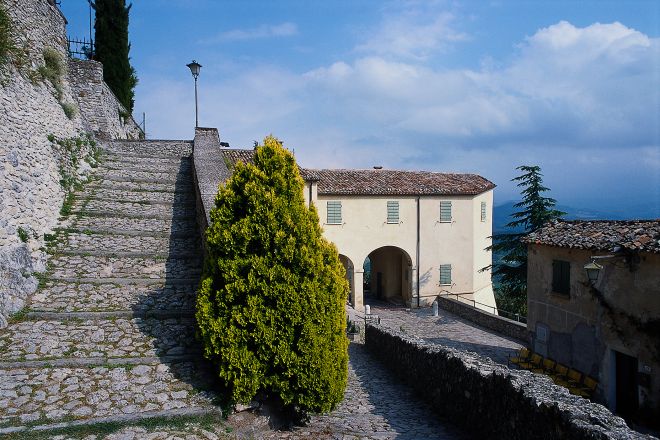 Fortress of the Guidi of Bagno family, Montebello photo by L. Fabbrini