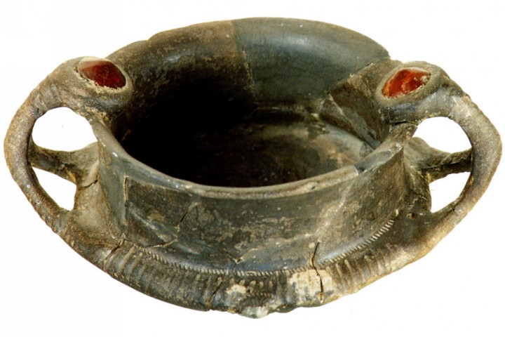 Verucchio, Museo civico archeologico, tazza in ceramica con inserti in ambra photo by Soprintendenza per i Beni Archeologici dell'Emilia-Romagna