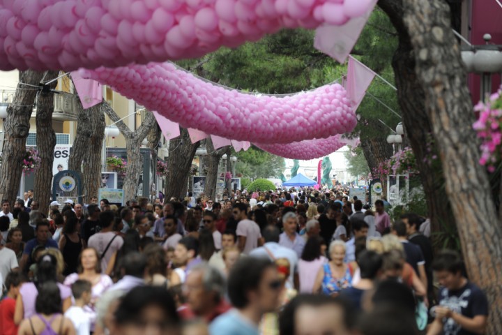 La Notte Rosa in viale Ceccarini, Riccione foto di Archivio Provincia di Rimini