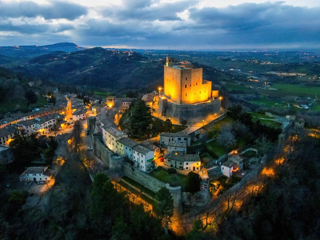 Castello di Montefiore Conca, notturna photos de sconosciuto