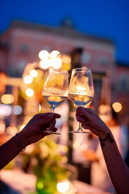 Calici di vino a Santarcangelo di Romagna foto di comune di Santarcangelo di Romagna