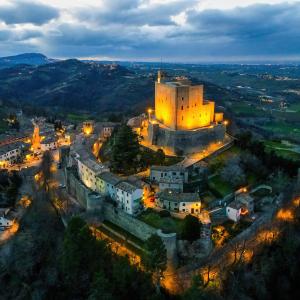 Castello di Montefiore Conca, notturna