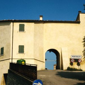 Poggio Torriana, Montebello, porta di ingresso al borgo