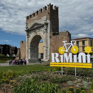 Arco D'Augusto Rimini Tour de France foto di archivio foto Visit Romagna