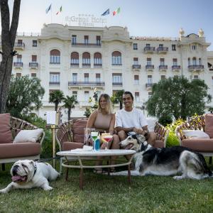 Coppia con Cane Grand Hotel